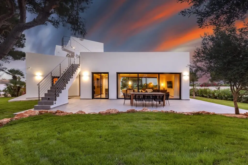Sea view villa in Balcón al Mar with modern architecture.